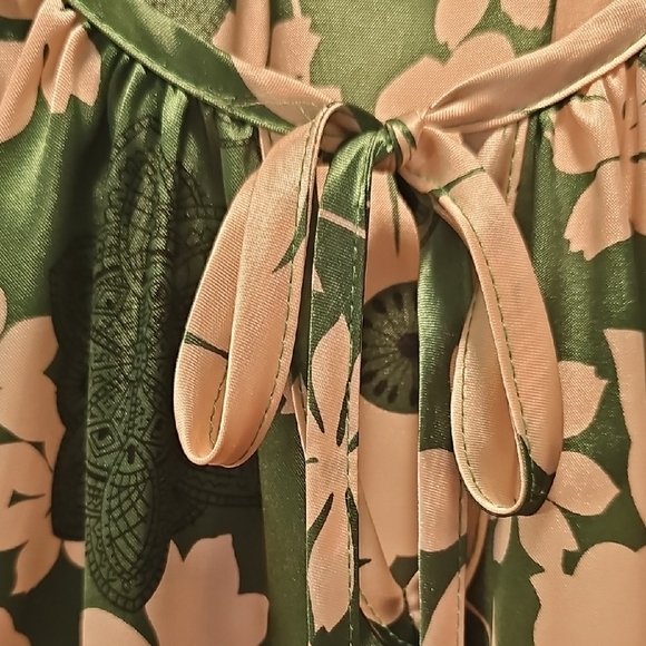 "Speechless" Vintage V-Neck Tie, Green and Cream Floral Blouse, Size 4. - Picture 6 of 7